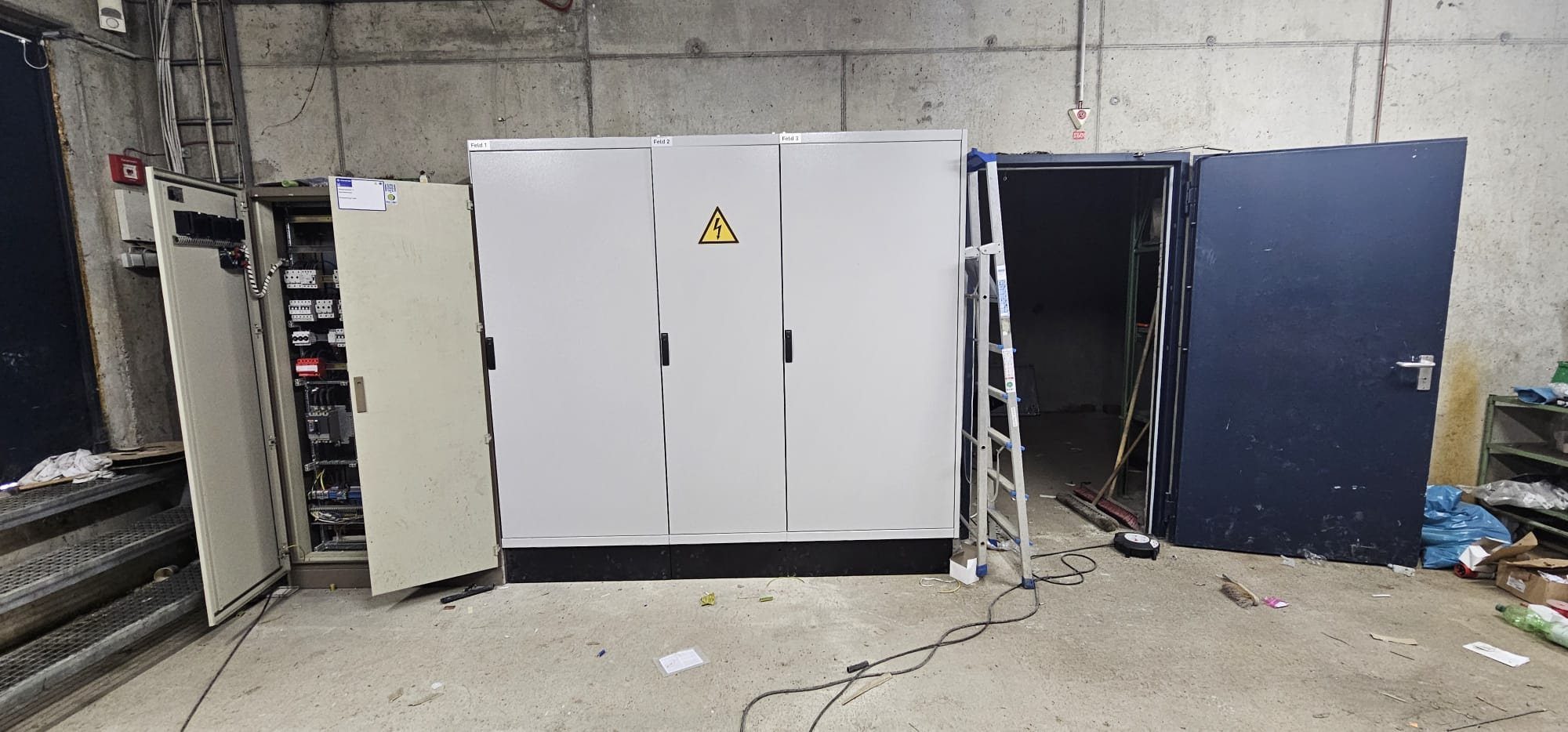 Dreifeldrige Niederspannungs-Schaltanlage von Elektrotechnik Kühr, aufgebaut und geprüft nach DIN EN 61439