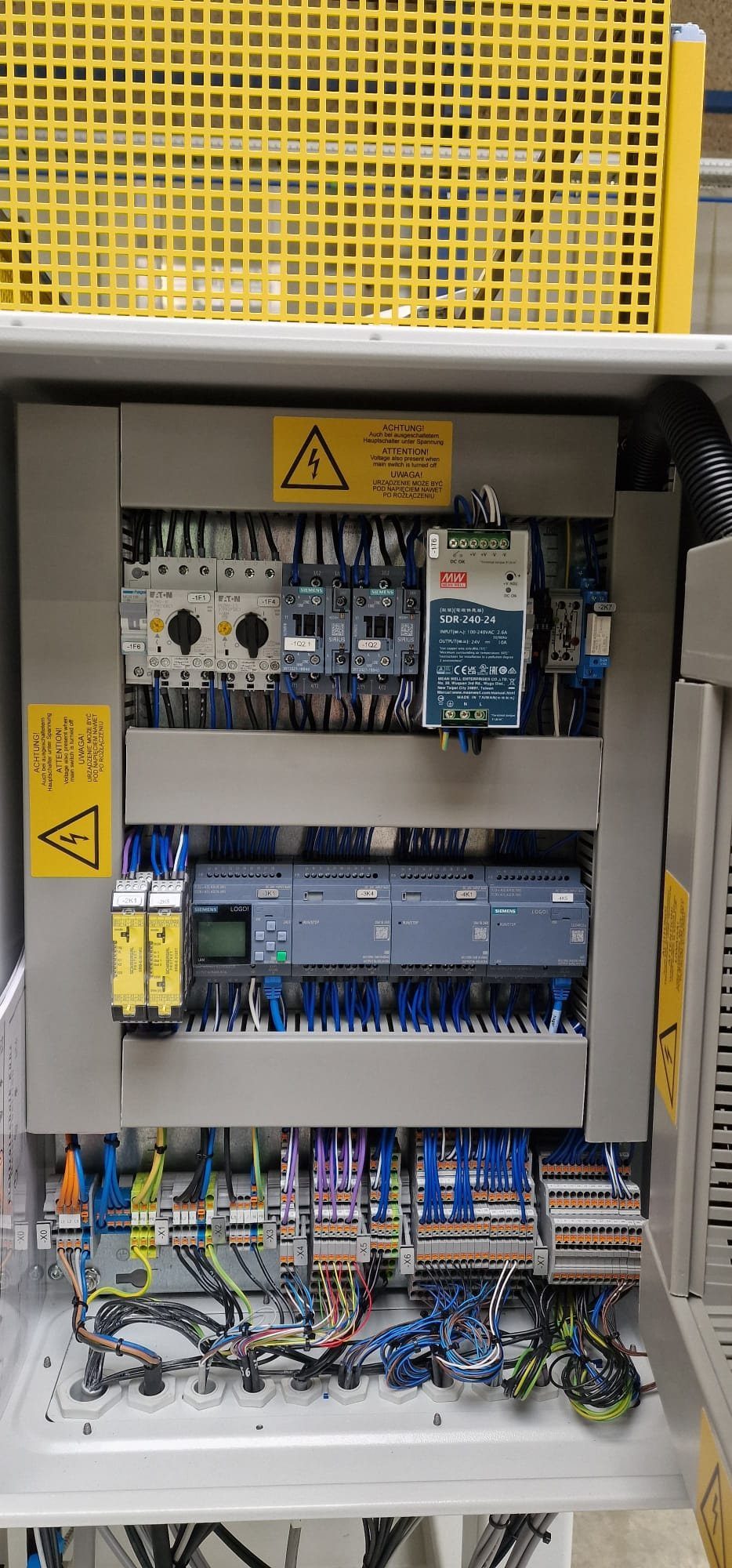 Verdrahteter Steuerungsschaltschrank mit Siemens LOGO! Steuerung, Sicherheitsrelais und Reihenklemmen